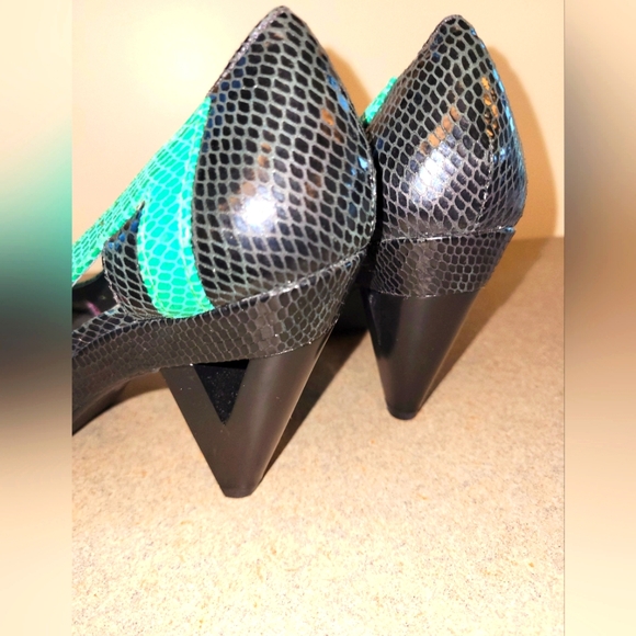 💚Vintage Vince Camuto Multi Color Faux Snakeskin Peep Toe Shoes Pumps💚 - Picture 6 of 9